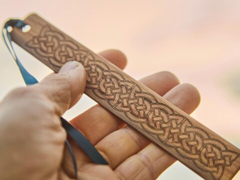 Marque-page noeud celtique en bois de chêne naturel fait main - Fabriqué en Irlande – Image 3